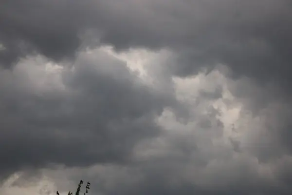 Gök gürültüsünden önce karanlık bir gökyüzü olan kara fırtına bulutları..