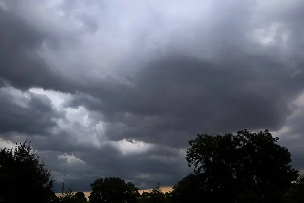 Fırtına bulutlarıyla karanlık gökyüzü