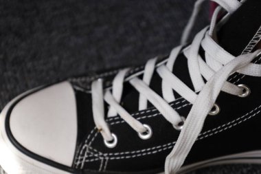 Beyaz arkaplan ile spor ayakkabıları yakın görünüm