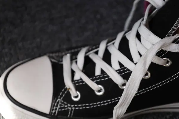 Beyaz arkaplan ile spor ayakkabıları yakın görünüm