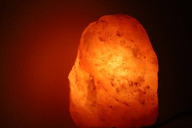 Siyah arkaplanda yanan kırmızı lamba