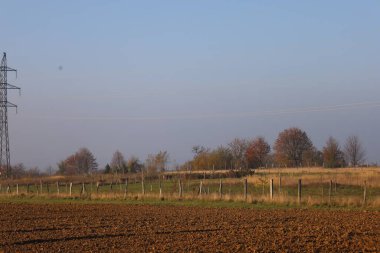 Tarla sürüldü, tarla sürüldü, tarla sürüldü, sonbahar mevsimi.