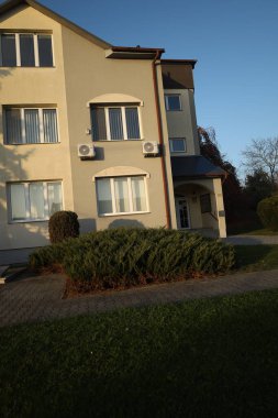 Yan tarafında balkon olan modern bir apartman.