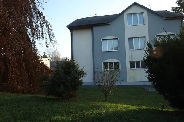 Sokaktaki ev, sonbahar günü.