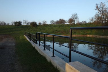 Hollanda 'da büyük metal köprüsü olan su kanalı..