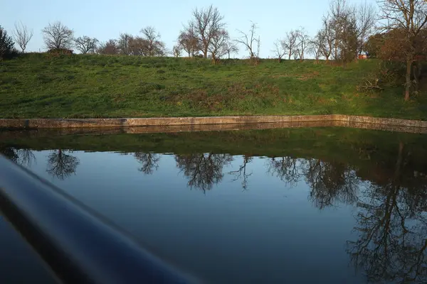 Sabahları gölün manzarası.