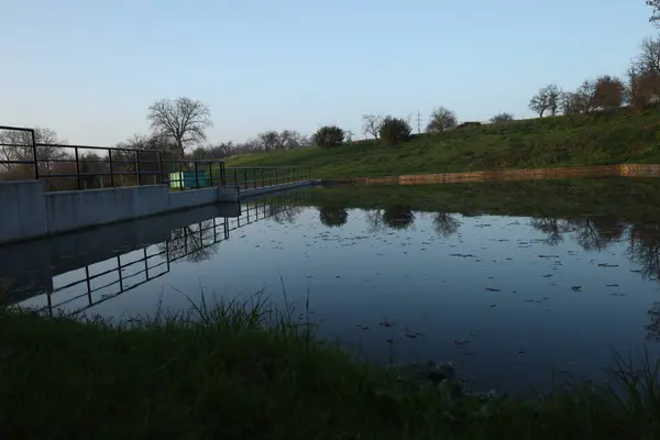 Göletin suyu yeşil bir park ve göl ile çevrilidir..