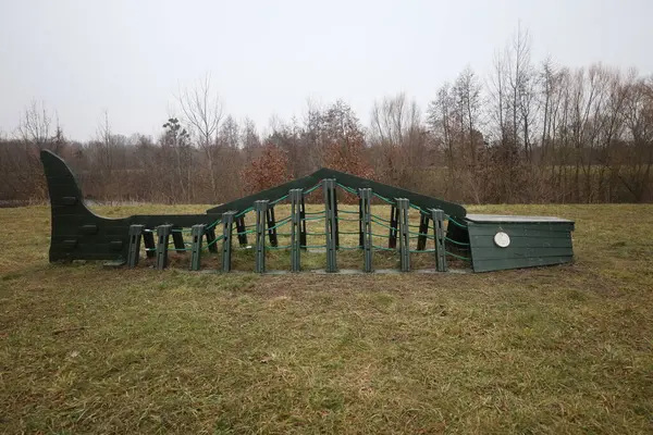 Ormandaki eski ahşap ev