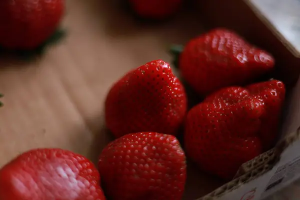 Çilekleri tezgaha yakın bir yerde.