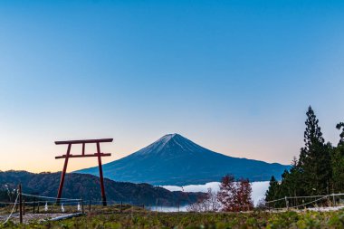 Fuji dağ manzaralı Japonya 'da bir gezgin.
