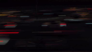 Trafiğin yoğunluk saati hızlandırılmış hareket hızı sokak ışıklarına uzun süre maruz kaldı