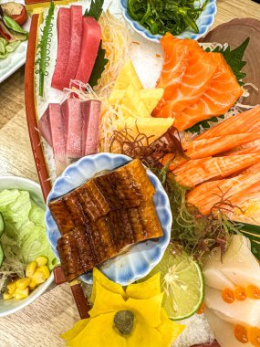 Geleneksel Japonya 'da suşi ve sashimi servis edilir.