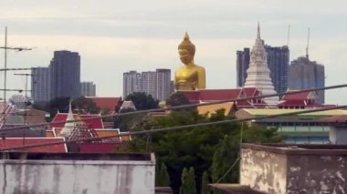 Gökyüzü treninden altın sarısı Buda manzarası