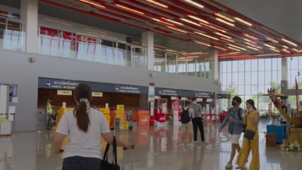 10月2022 旅行者は南ナコーン空港でのフライト前に航空会社のカウンターでチェックインする — ストック動画