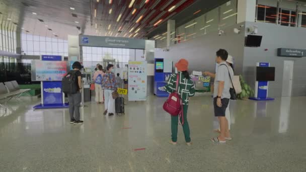 2022 여행자들이난나쿠노 공항에서 비행기를 카운터에 체크인함 — 비디오