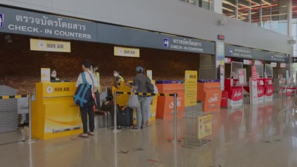 10月2022 旅行者は南ナコーン空港でのフライト前に航空会社のカウンターでチェックインする — ストック動画