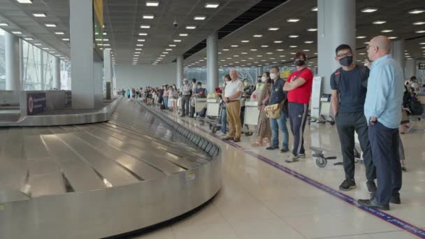 バンコク 2022年10月28日 タイ王国バンコクのスワンナプーム国際空港手荷物受取所での手荷物待ち — ストック動画