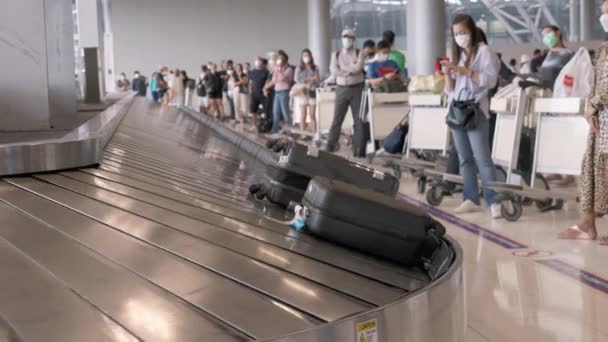 Bangkok Thailand October 2022 Flight Travelers Wait Patiently Luggage Suvannabhumi — Stock Video