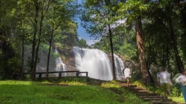 Chiang Mai, Tayland - 2 Kasım 2022 - Turistler Chiang Mai, Tayland 'daki görkemli Wachirathan şelalesinin tadını çıkarıyorlar.