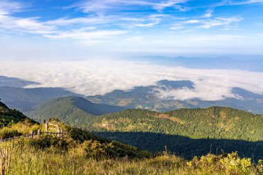Tayland 'ın kuzey sıradağlarının manzarası, Tayland' ın Chiang Mai kentindeki Doi Inthanon Dağı 'ndaki Kew Mae Pan Doğa Yolu' nun tepesinden görüldü.