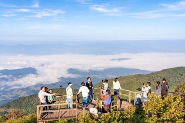 Chiang Mai, Tayland - 2 Kasım 2022 - Ziyaretçiler, Tayland 'ın Chiang Mai kentindeki Doi Inthanon Dağı' ndaki Kew Mae Pan Doğa Yolu 'nun manzaralı bölgesinde sabah güneşinin fotoğraflarını çekiyorlar.
