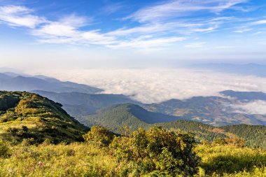 Tayland 'ın kuzey sıradağlarının manzarası, Tayland' ın Chiang Mai kentindeki Doi Inthanon Dağı 'ndaki Kew Mae Pan Doğa Yolu' nun tepesinden görüldü.