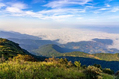 Tayland 'ın kuzey sıradağlarının manzarası, Tayland' ın Chiang Mai kentindeki Doi Inthanon Dağı 'ndaki Kew Mae Pan Doğa Yolu' nun tepesinden görüldü.