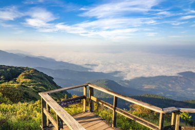 Tayland 'ın kuzey sıradağlarının manzarası, Tayland' ın Chiang Mai kentindeki Doi Inthanon Dağı 'ndaki Kew Mae Pan Doğa Yolu' nun tepesinden görüldü.