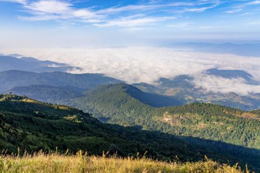 Tayland 'ın kuzey sıradağlarının manzarası, Tayland' ın Chiang Mai kentindeki Doi Inthanon Dağı 'ndaki Kew Mae Pan Doğa Yolu' nun tepesinden görüldü.