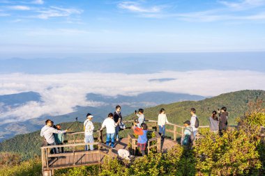 Chiang Mai, Tayland - 2 Kasım 2022 - Ziyaretçiler, Tayland 'ın Chiang Mai kentindeki Doi Inthanon Dağı' ndaki Kew Mae Pan Doğa Yolu 'nun manzaralı bölgesinde sabah güneşinin fotoğraflarını çekiyorlar.