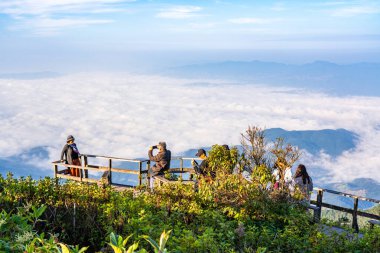 Chiang Mai, Tayland - 2 Kasım 2022 - Ziyaretçiler, Tayland 'ın Chiang Mai kentindeki Doi Inthanon Dağı' ndaki Kew Mae Pan Doğa Yolu 'nun manzaralı bölgesinde sabah güneşinin fotoğraflarını çekiyorlar.