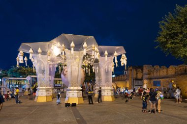 Chiang Mai, Tayland - 4 Kasım 2022 - Yi Peng Festivali için Tha Pae Gate bölgesinde güzel bir dekorasyon, ya da Chiang Mai için Loy Kratong Festivali, akşam günbatımında