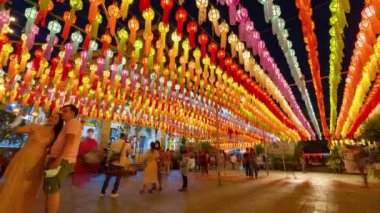Lampoon, Tayland - 6 Kasım 2022 - Taylandlılar ve ziyaretçiler, Yi Peng Festivali sırasında Lampoon 'da Hariphunchai' nin ünlü Wat Phra 'sına renkli kağıt fenerlerini asmaya geldiler.