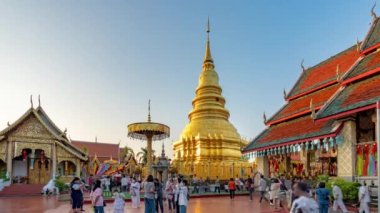 Lampoon, Tayland - 6 Kasım 2022 - Taylandlılar ve ziyaretçiler, Yi Peng Festivali sırasında Lampoon 'daki ünlü Wat Phra That Hariphunchai' yi ziyarete geldiler.