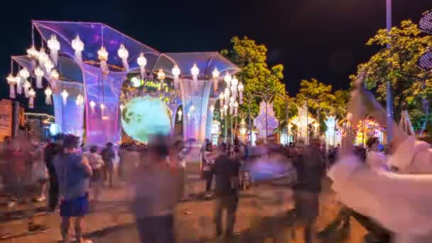 치앙마이 2022 타이즈와 관광객들은 행사를 기념하기 타파에 종이등을 가지고 사진을 — 비디오