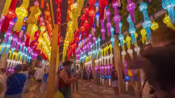 チェンマイ 11月2022 タイと観光客は李鵬 ロイKrathong イベントのお祝いの間にTha Pae Gateでカラフルなハンギングペーパーランタンで写真を撮るのをお楽しみください — ストック動画