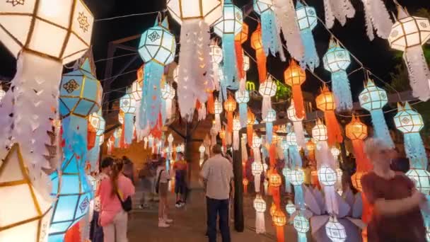 チェンマイ 11月2022 タイと観光客は李鵬 ロイKrathong イベントのお祝いの間にTha Pae Gateでカラフルなハンギングペーパーランタンで写真を撮るのをお楽しみください — ストック動画