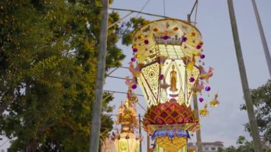 Chiang Mai, Tayland - 7 Kasım 2022 - Büyük detaylı kağıt fenerler insanların Ching Mai 'deki Yi Peng Festivali sırasında Tha Pae Kapısı' nda eğlenmeleri için sergileniyor