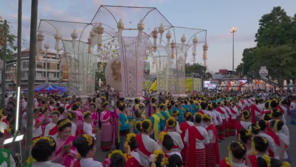 Chiang Mai Таїланд Листопада 2022 Місцеві Тайські Танцюристи Вишикувалися Біля — стокове відео