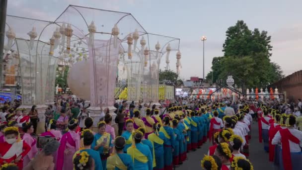 2022年11月7日タイ チェンマイ タイの地元ダンサーがタイ ゲートに並び チェンマイで開催されるイ フェスティバルの三王記念碑でタイの伝統舞踊の準備をする — ストック動画