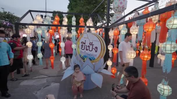 Chiang Mai Tailândia Novembro 2022 Grandes Lanternas Papel Elaboradas Penduradas — Vídeo de Stock