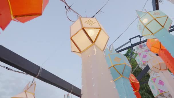 泰国清迈 2022年11月7日 清迈一品联欢节期间 大型精制纸制灯笼在Tha Pae Gate展出 供市民欣赏 — 图库视频影像