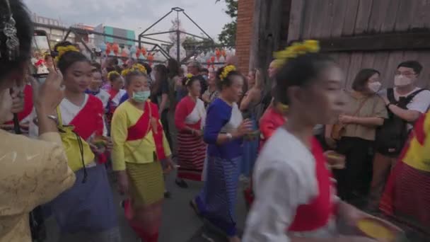 2022年11月7日 泰国清迈 当地的泰国舞蹈演员从Tha Pae Gate出发 前往清迈的三王纪念碑 在宜鹏节期间表演泰国传统舞蹈 — 图库视频影像