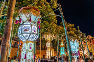 Chiang Mai, Tayland - 7 Kasım 2022 - Turistler, Yi Peng Festivali sırasında Tha Pae Kapısı bölgesinde asılı duran güzel fenerlere bakarak iyi vakit geçirdiler.