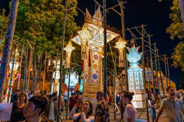 Chiang Mai, Tayland - 7 Kasım 2022 - Turistler, Yi Peng Festivali sırasında Tha Pae Kapısı bölgesinde asılı duran güzel fenerlere bakarak iyi vakit geçirdiler.