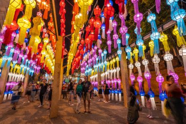 Chiang Mai, Tayland - 7 Kasım 2022 - Turistler, Yi Peng Festivali sırasında Tha Pae Kapısı bölgesinde asılı duran güzel fenerlere bakarak iyi vakit geçirdiler.