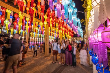 Chiang Mai, Tayland - 7 Kasım 2022 - Turistler, Yi Peng Festivali sırasında Tha Pae Kapısı bölgesinde asılı duran güzel fenerlere bakarak iyi vakit geçirdiler.