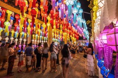 Chiang Mai, Tayland - 7 Kasım 2022 - Turistler, Yi Peng Festivali sırasında Tha Pae Kapısı bölgesinde asılı duran güzel fenerlere bakarak iyi vakit geçirdiler.