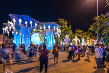Chiang Mai, Tayland - 7 Kasım 2022 - Turistler, Yi Peng Festivali sırasında Tha Pae Kapısı bölgesinde asılı duran güzel fenerlere bakarak iyi vakit geçirdiler.