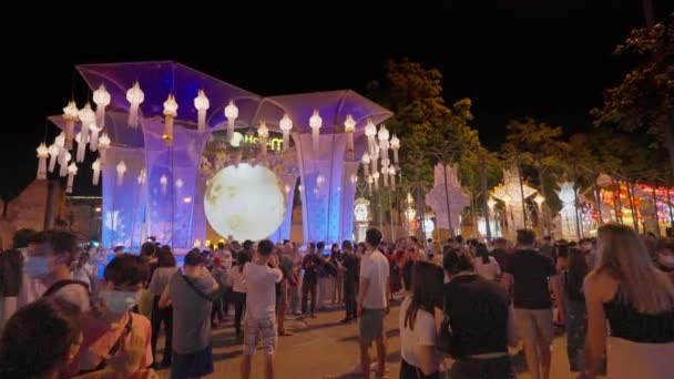 2022年11月7日 泰国清迈 在庆祝易鹏 洛伊克拉通活动期间 泰国人和观光客们欣赏了色彩艳丽的挂纸灯笼装饰 — 图库视频影像